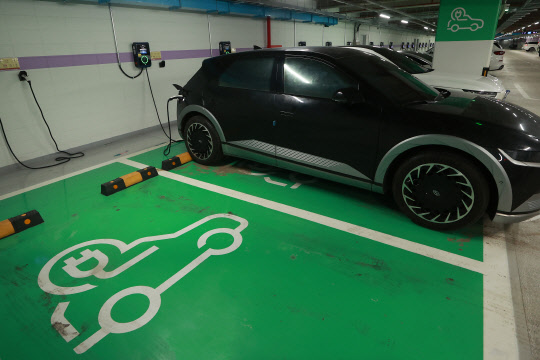 12월 25일 서울 강남구 한 전기차 주차장에 차량들이 충전을 하고 있다. <연합뉴스>